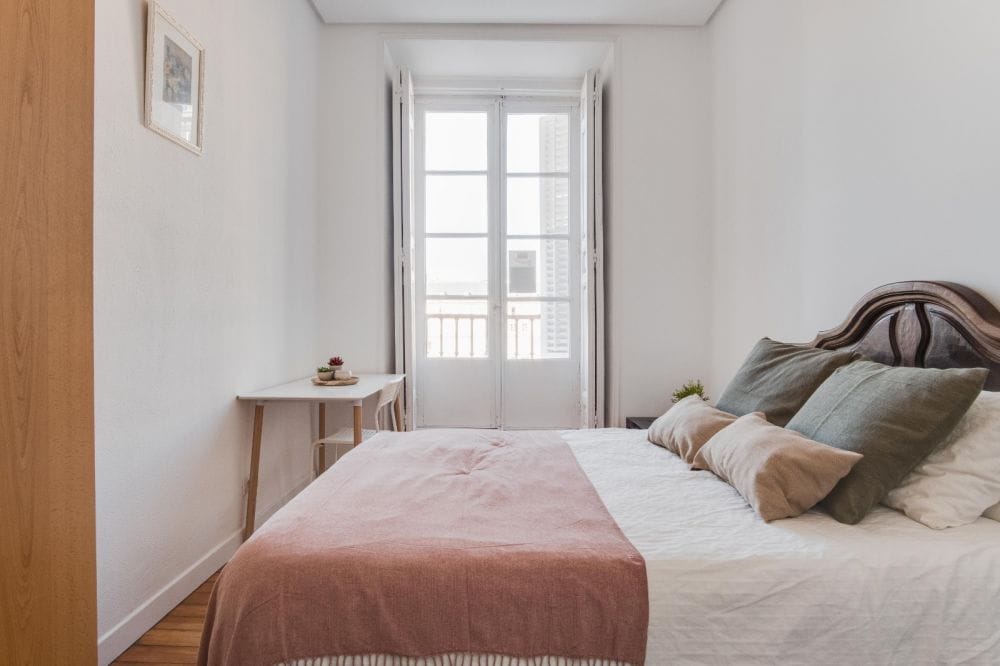 Bright exterior room with balcony in Plaza Mayor