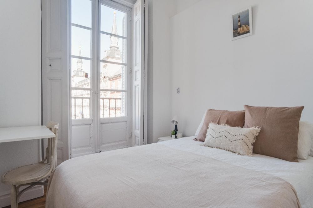 Perfect exterior room with balcony in Plaza Mayor