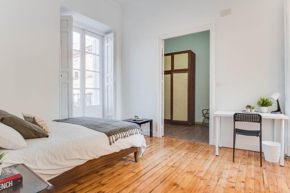 Big exterior room with balcony in Plaza Mayor