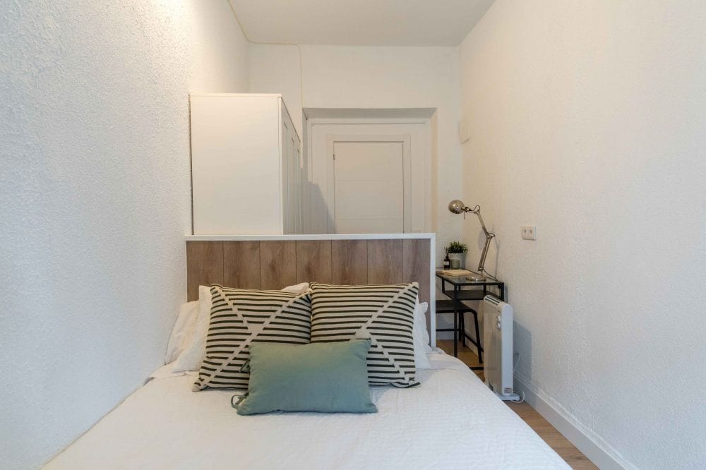 Great room located in Plaza de la Marina Española