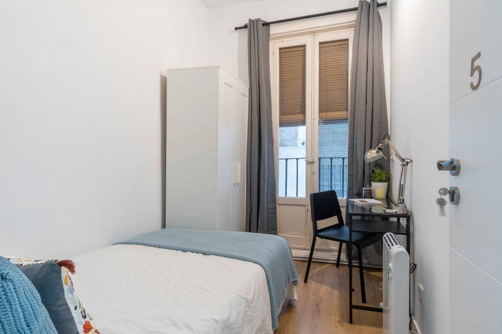 Lovely room in Plaza de la Marina Española