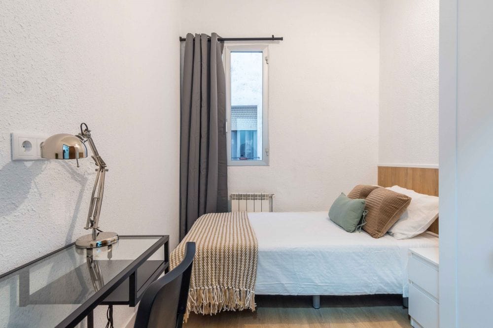 Single room in Plaza de la Marina Española