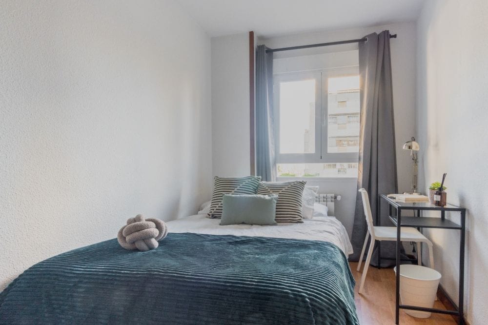 Cozy room in Camino de Vinateros street