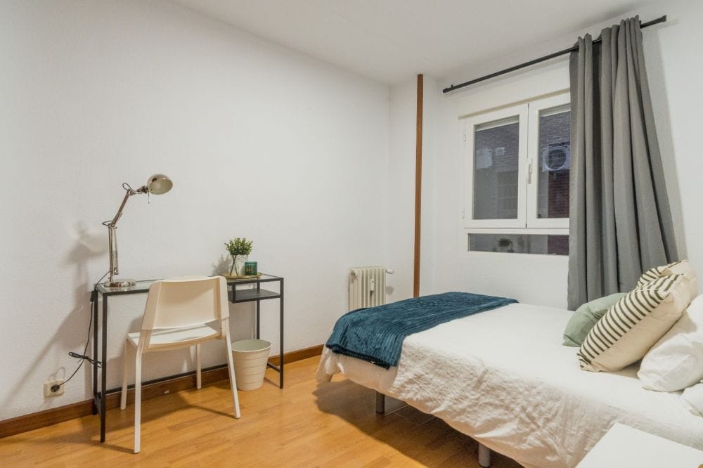 Spacious double room in Camino de Vinateros