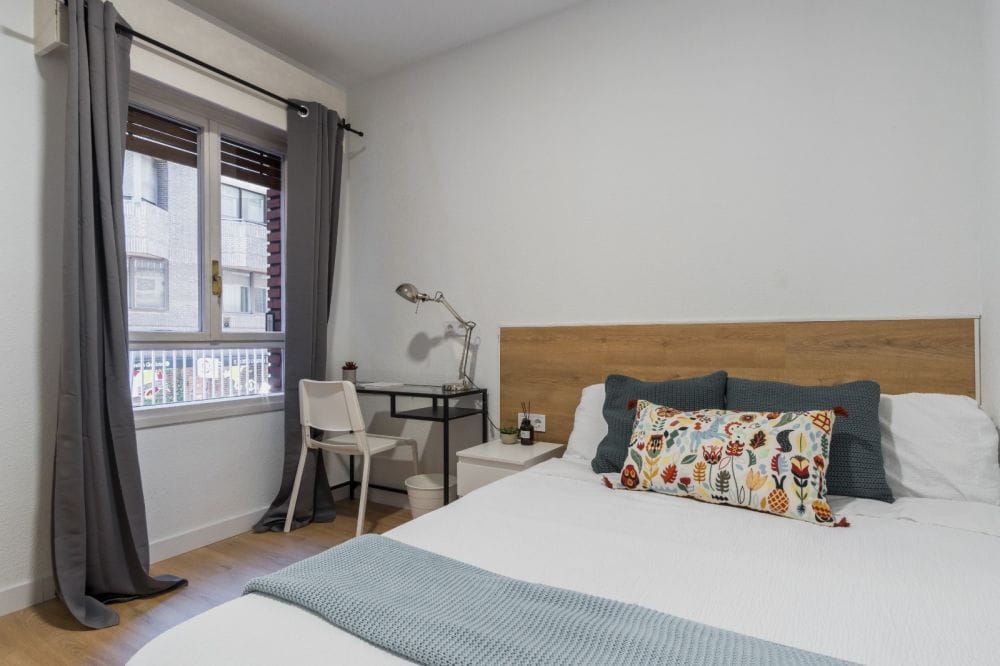 Spacious double bedroom in calle Martin de los Heros