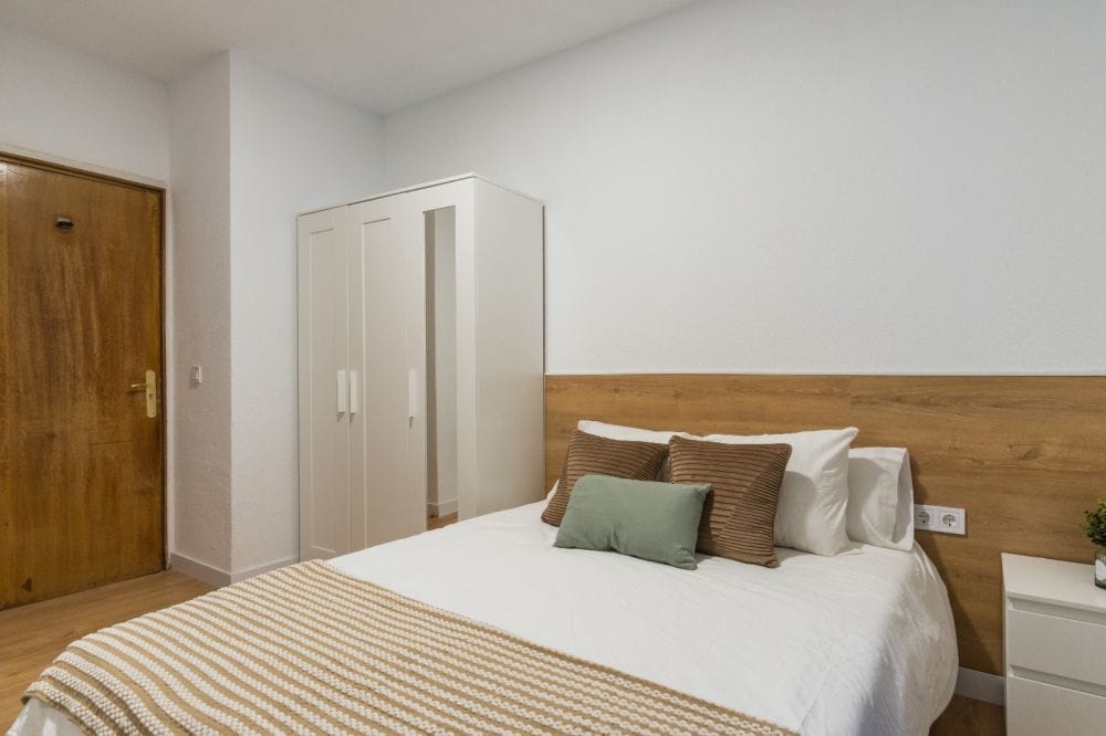 Large room in calle Martin de los Heros