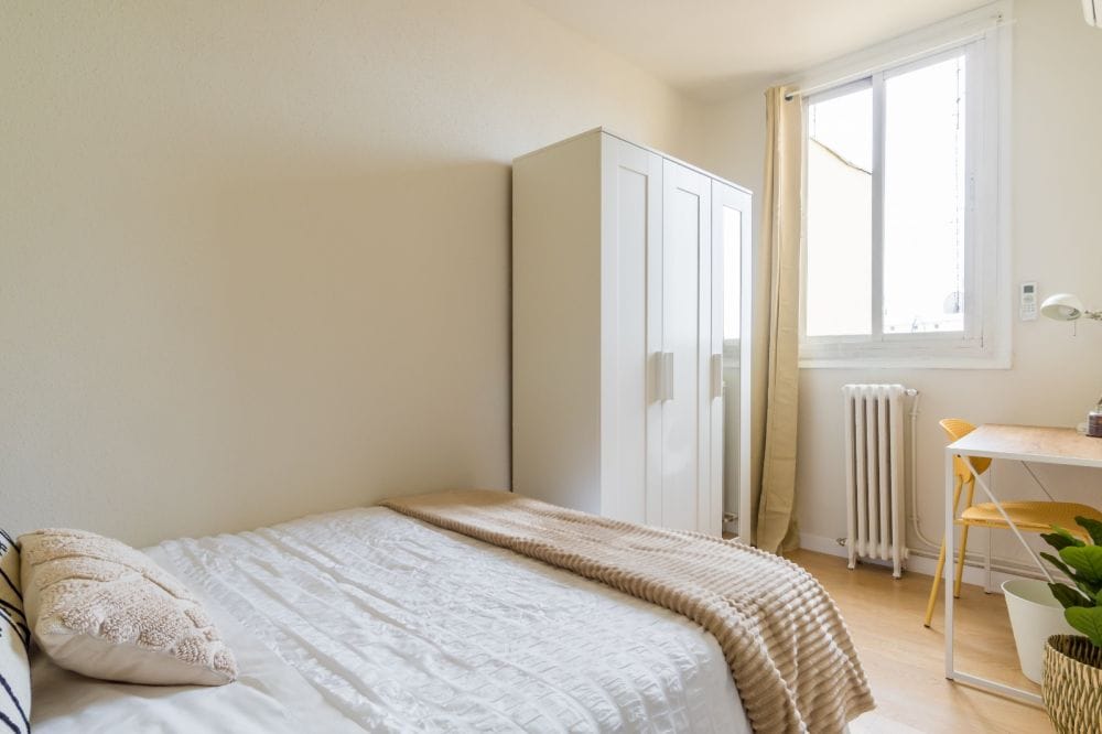 Room with double bed in Alberto Aguilera