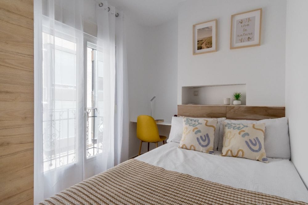 Spacious room with balcony in Madrid