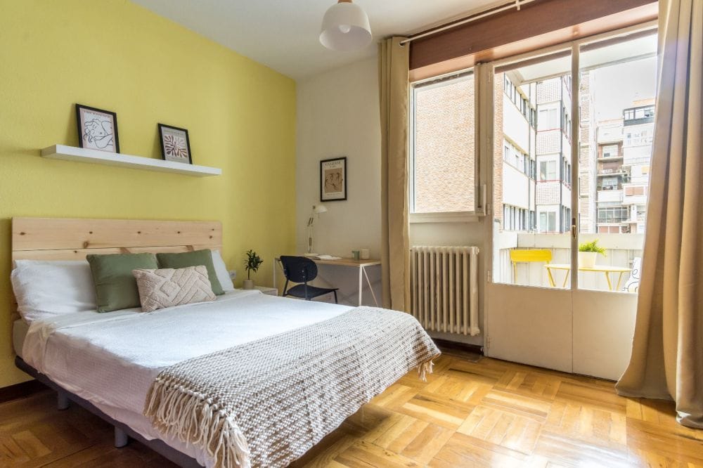 Spacious and bright room with a private terrace in Tetuán