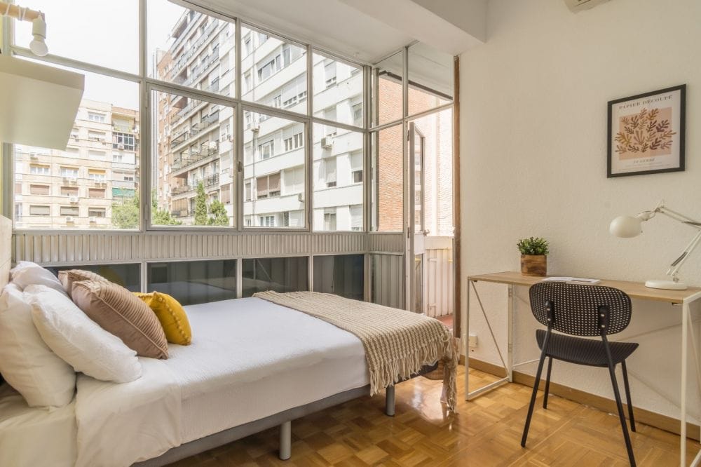 Spectacular room with a private terrace in Madrid