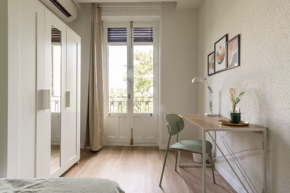 Room with balcony in Chamberí