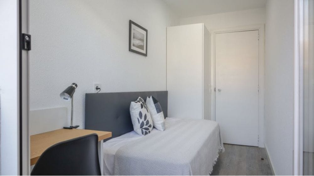 Luminous room with a terrace in the north of Madrid