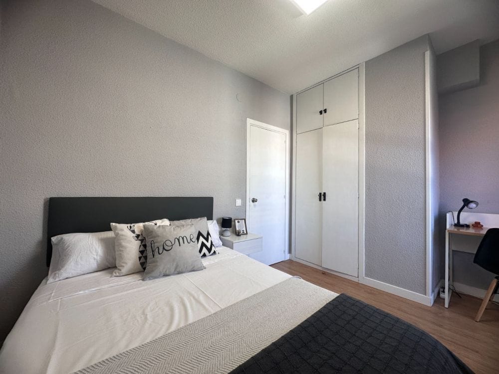 Wide and cozy room in he north of Madrid.