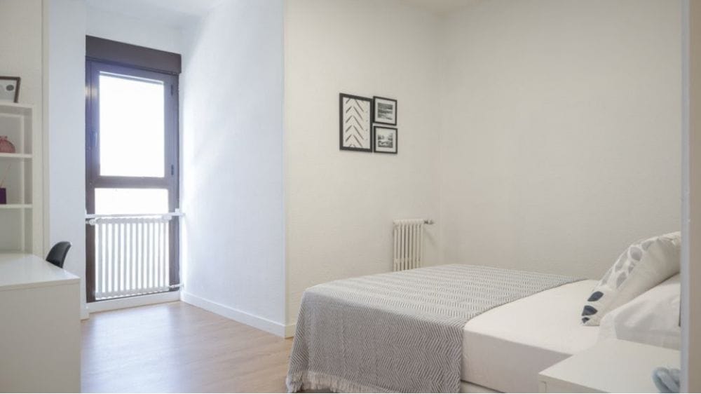 Gorgeous and wide room in Madrid