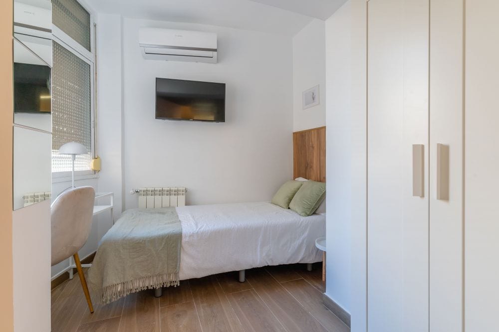 Room with a private bathroom in Madrid.