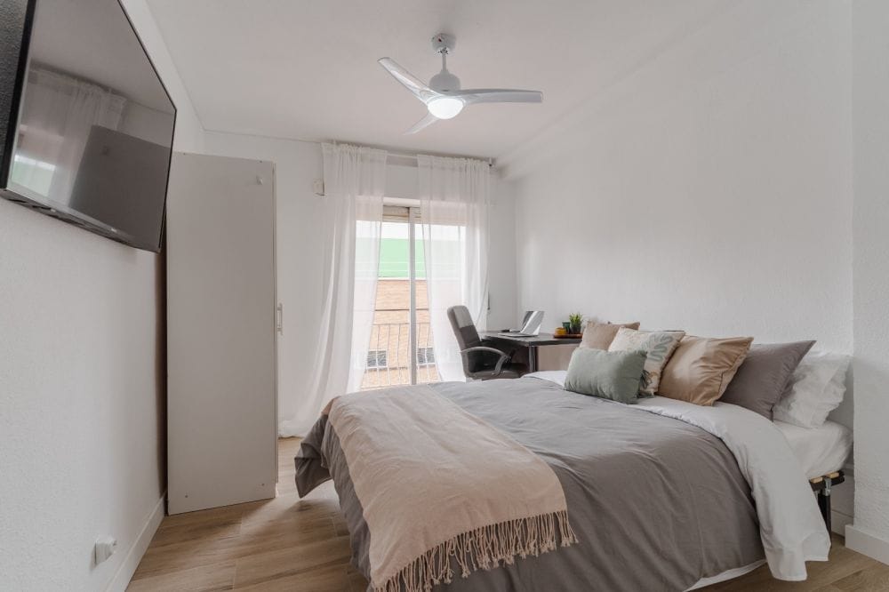 Spacious room with balcony in Calle Paseo de Moreras
