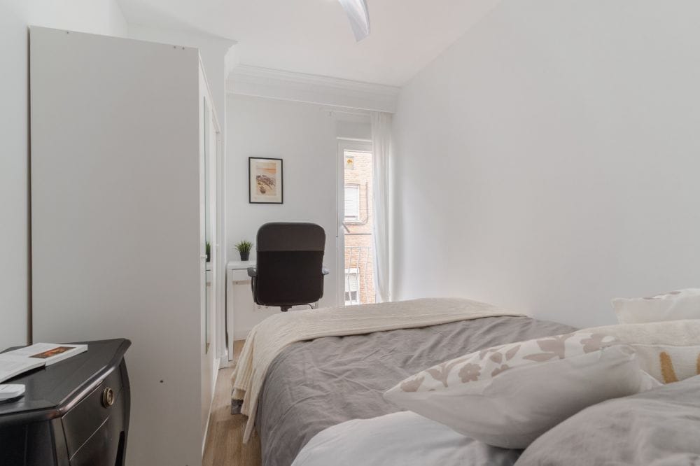 Room with balcony in Villaverde