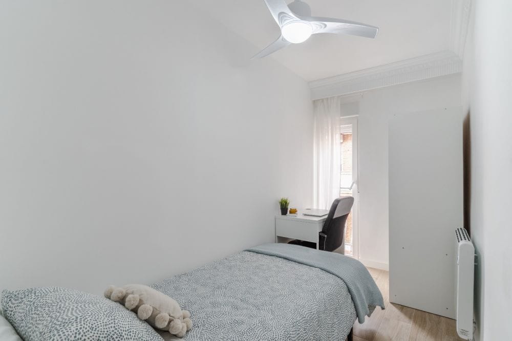 Cozy room with balcony in Calle Paseo de Moreras