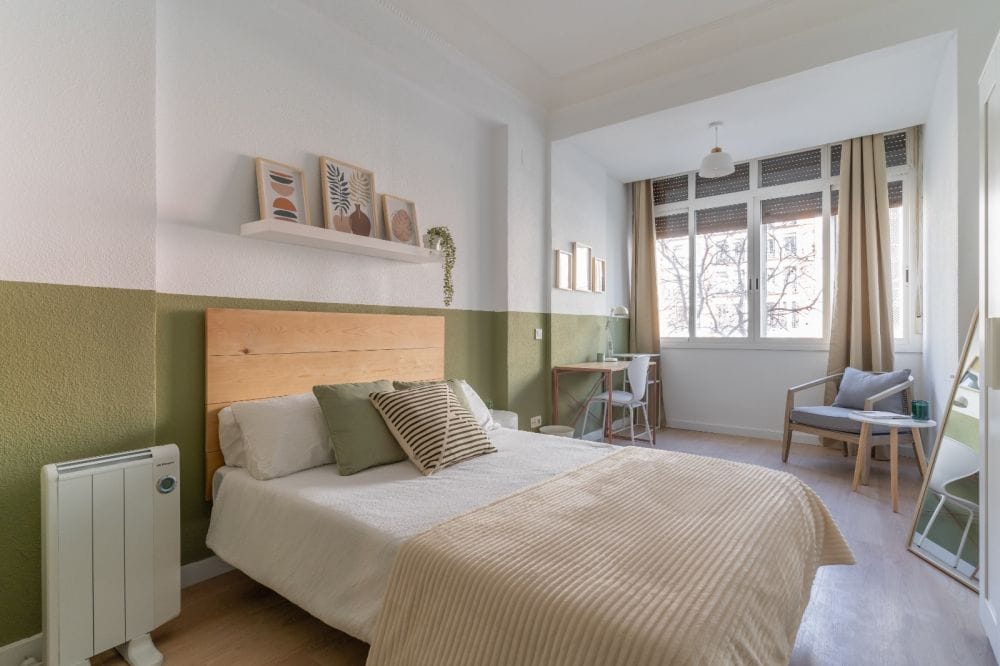 Wide room in Avenida Felipe II