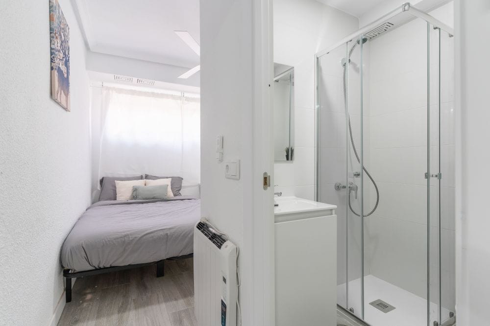 Modern Room with private bathroom in Usera