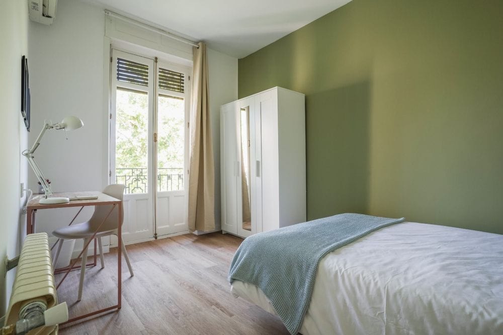 Room with balcony in Chamberí