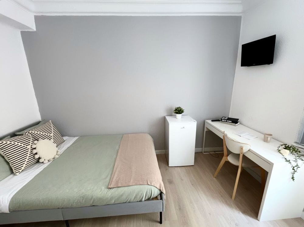 Spacious room on Embajadores