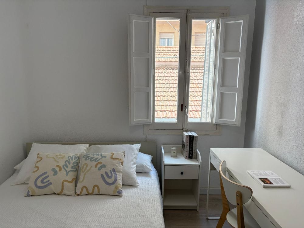 Modern room in Embajadores