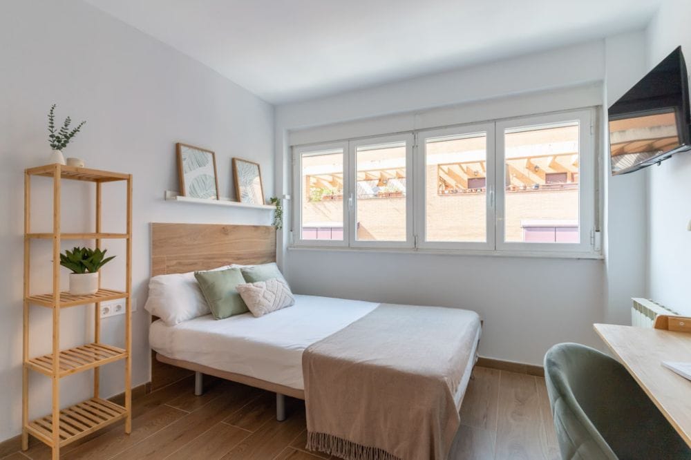 Luminous room in Oporto neighborhood