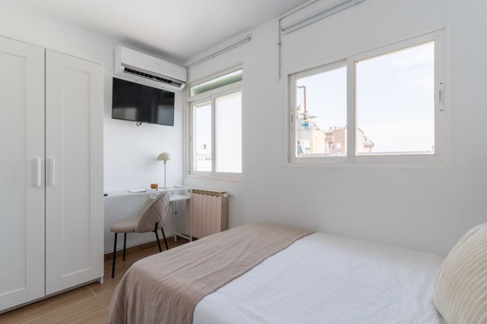 Spacious room with private bathroom