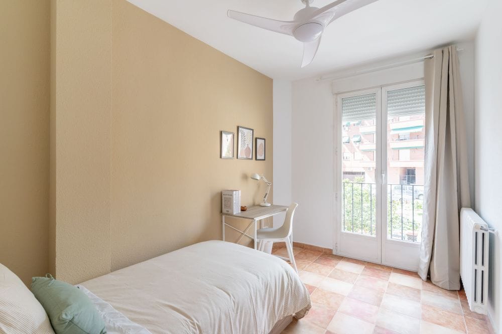 Luminous room with private bathroom in Cuatro Caminos