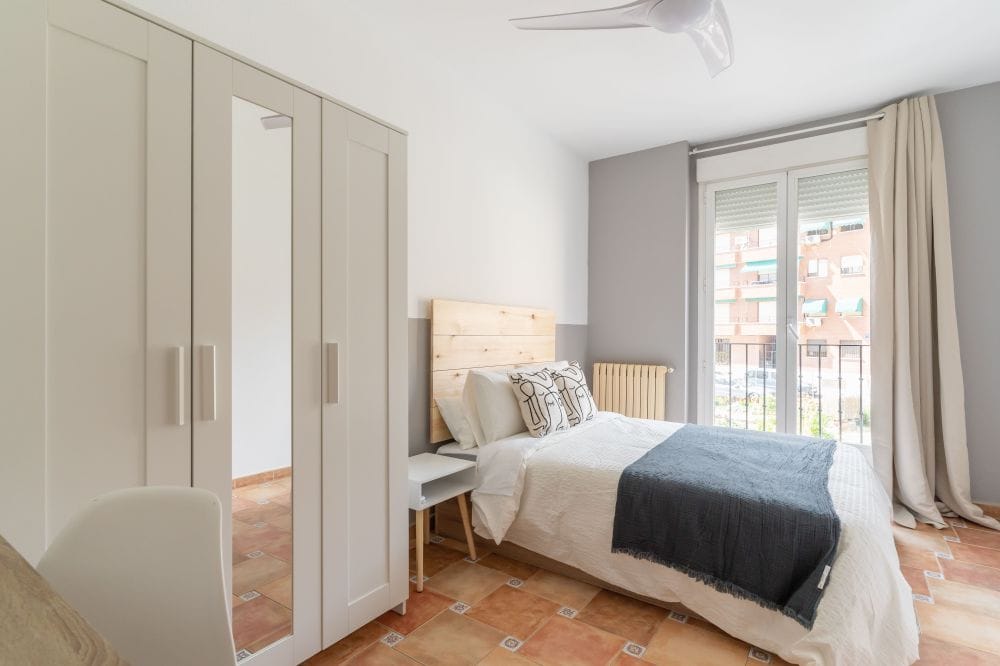 Beautiful room with balcony in Cuatro Caminos