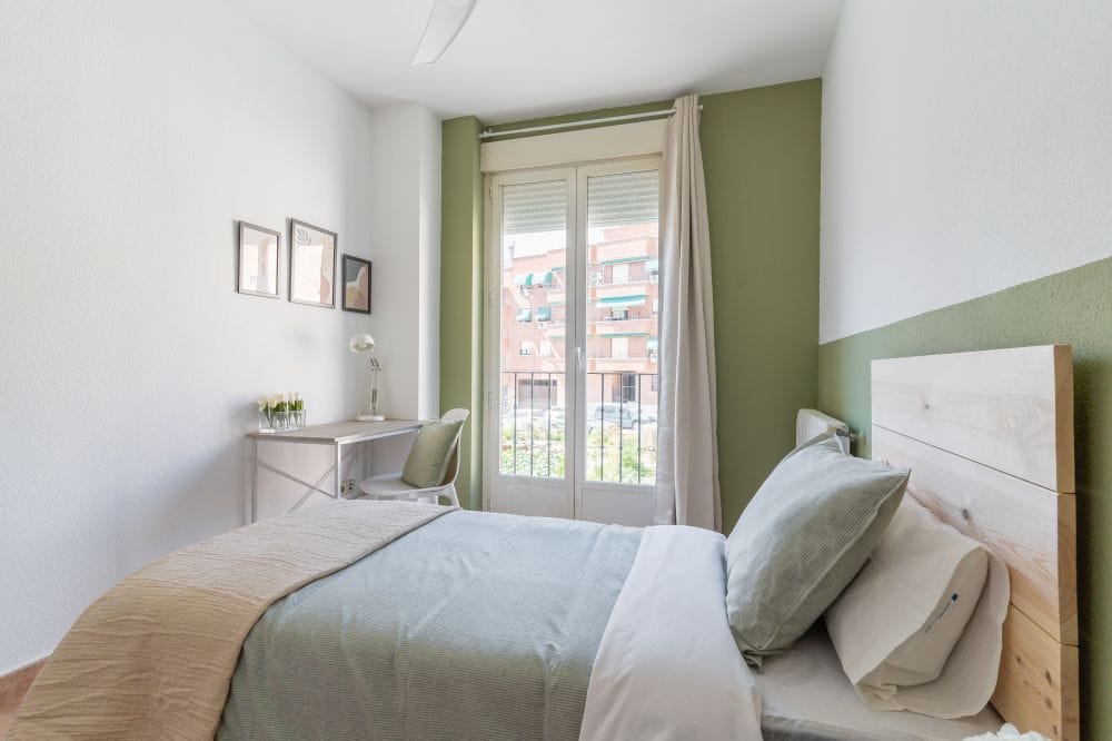 Single room with balcony in Cuatro Caminos