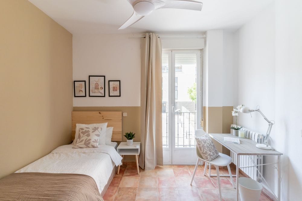 Cozy room with balcony in Cuatro Caminos