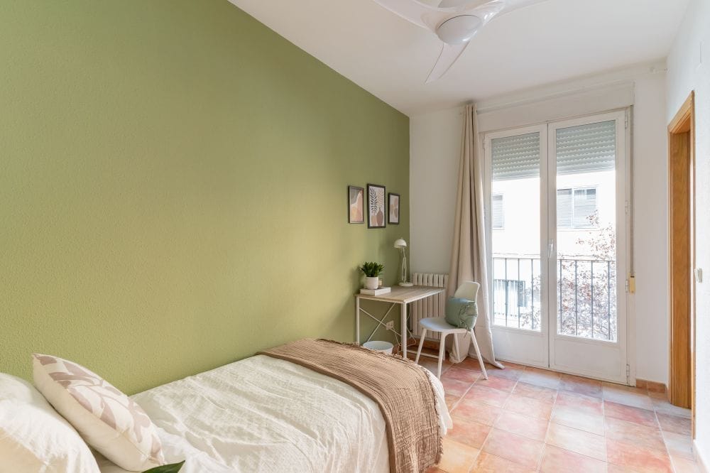 Cozy room with balcony in Cuatro Caminos