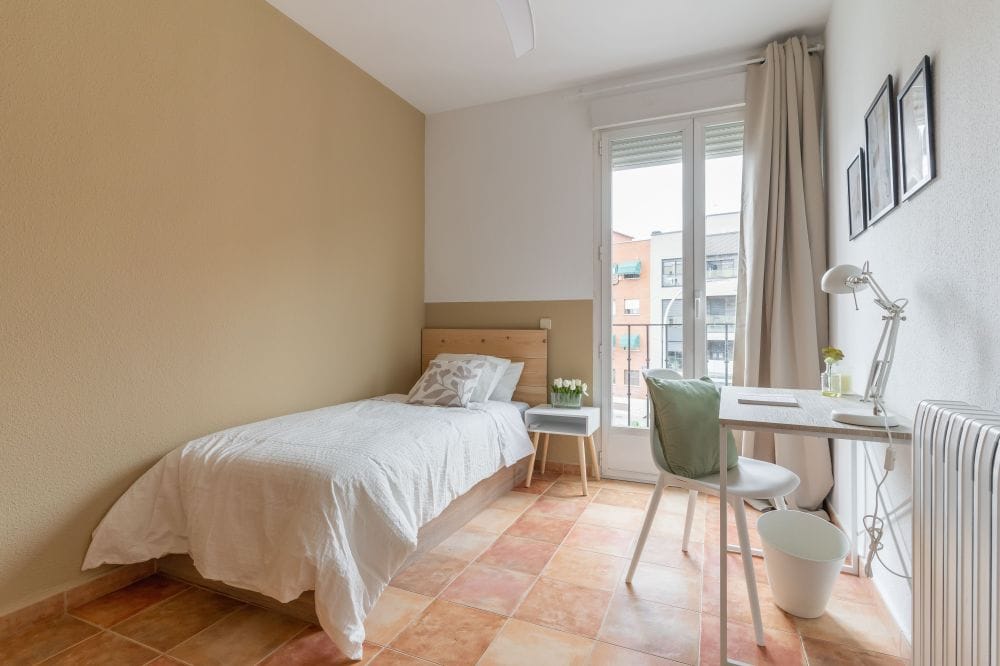 Beautiful room with semi-private bathroom in Cuatro Caminos