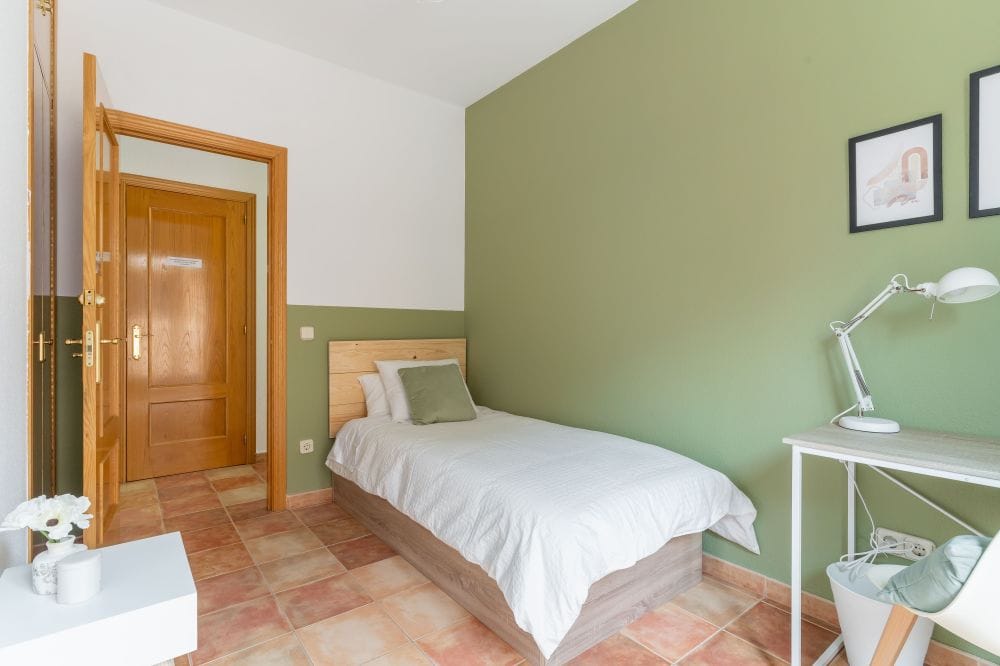 Bright room with semi-private bathroom in Alvarado