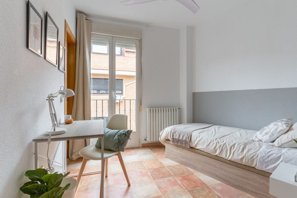 Spacious room with semi-private bathroom in Cuatro Caminos