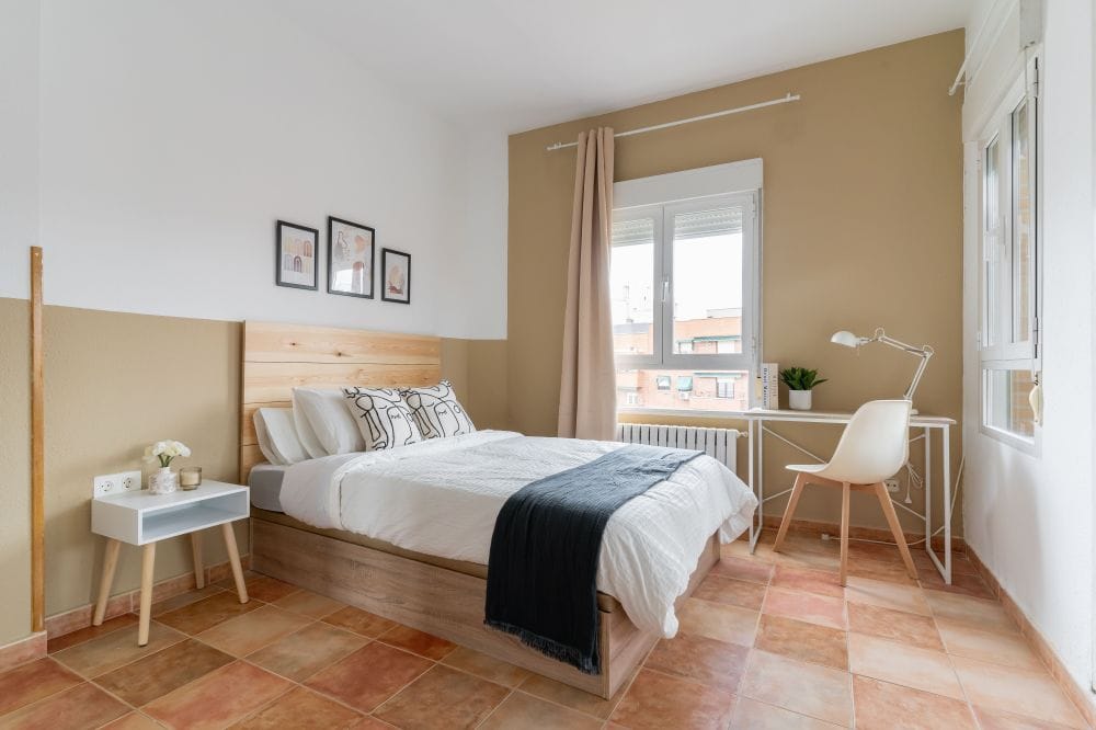 Spacious room with semi-private terrace in Cuatro Caminos