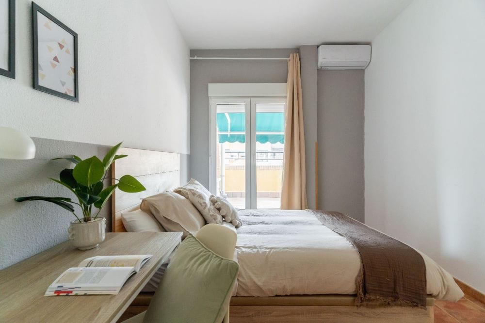 Air-conditioned room with terrace in Cuatro Caminos