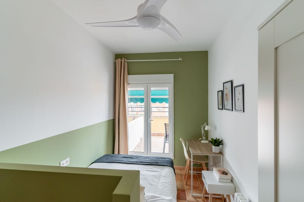 Spacious room with private terrace at Cuatro Caminos