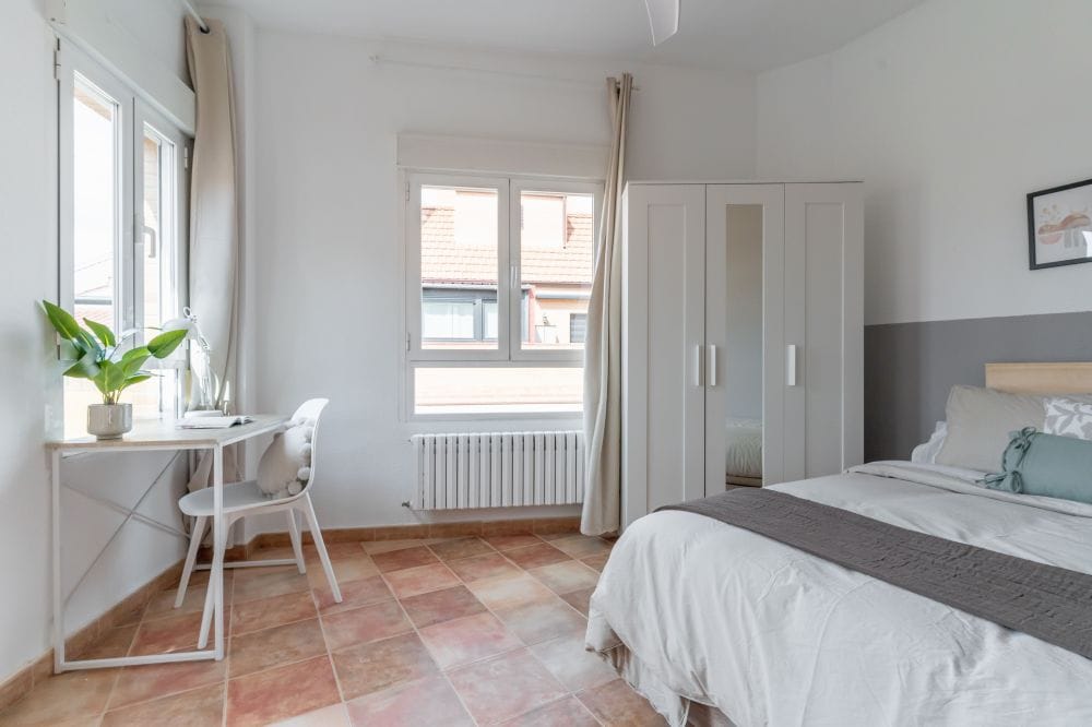 Spacious room with private terrace in Cuatro Caminos