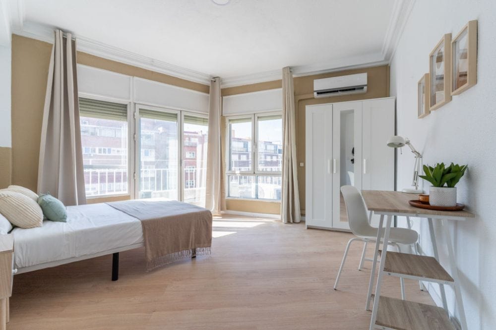 Spacious room on Avenida América with private terrace