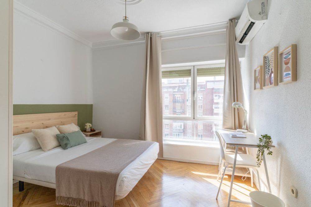 Spacious room on Avenida América with Air Conditioning