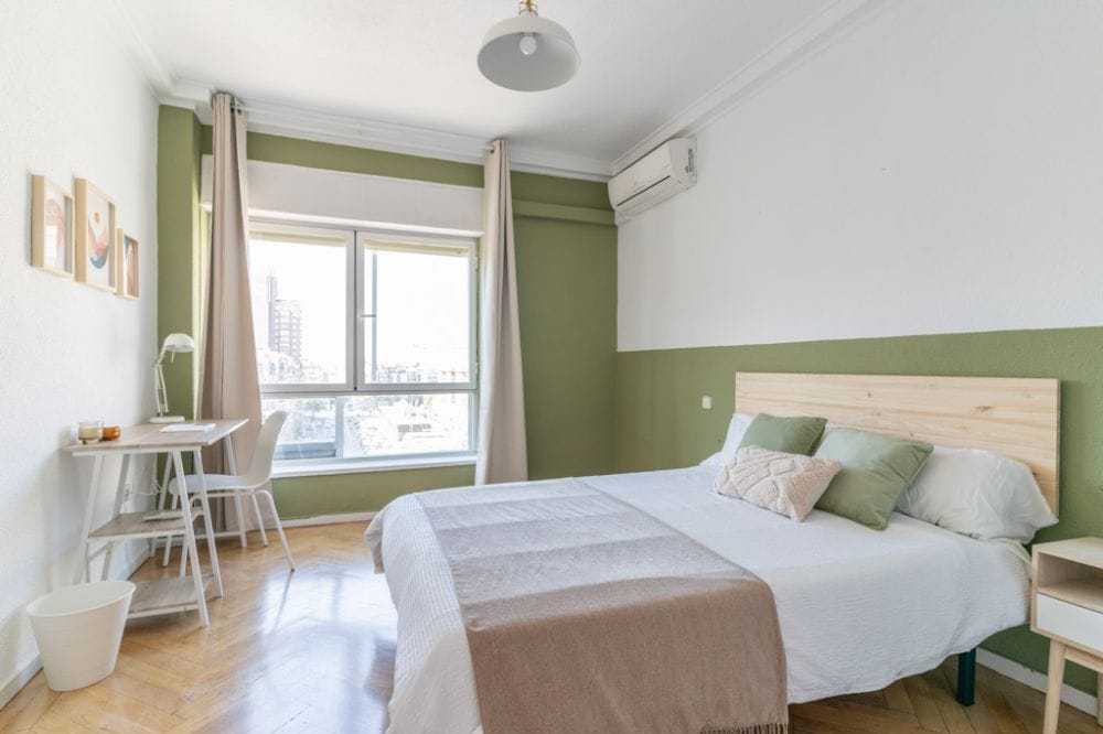 Beautiful double room with air conditioning on Av. América.