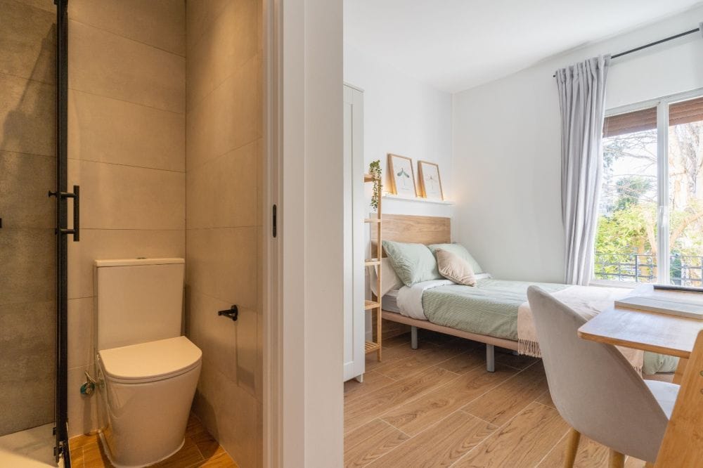 Luminous Room with private bathroom in Urgel