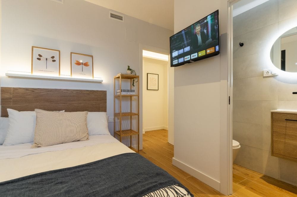 Modern room with private bathroom in Urgel