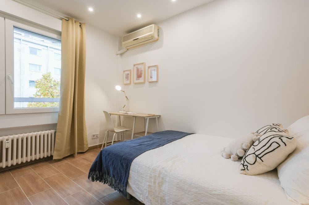 Spacious room in Plaza España