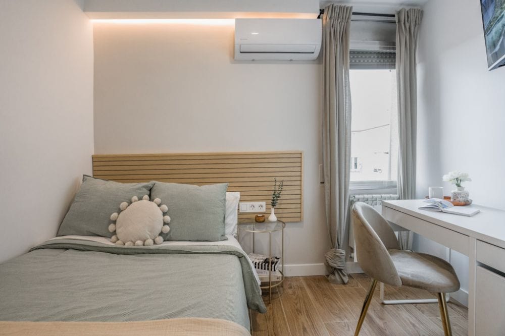 Spacious room with private bathroom in Carabanchel