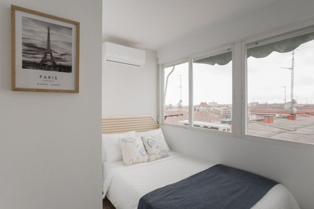 Bright room with private bathroom located in Carabanchel