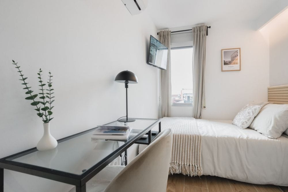 Modern room with private bathroom located in Carabanchel